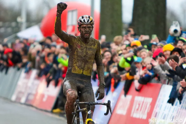 Van Aert celebrando la Copa del Mundo de Dendermonde 2025