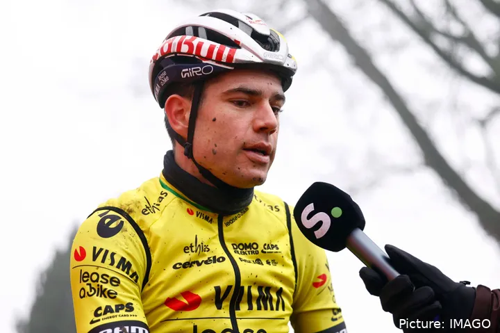 Wout van Aert hablando con la prensa con su maillot de Visma