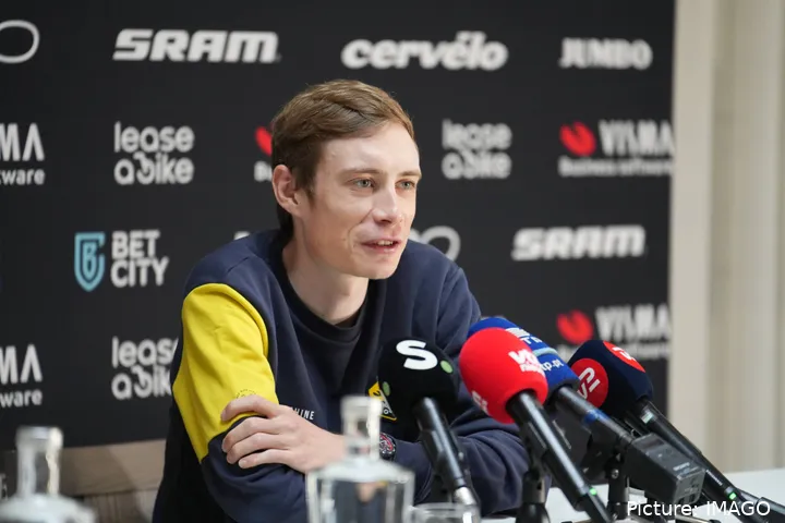 Jonas Vingegaard, en una rueda de prensa con Visma