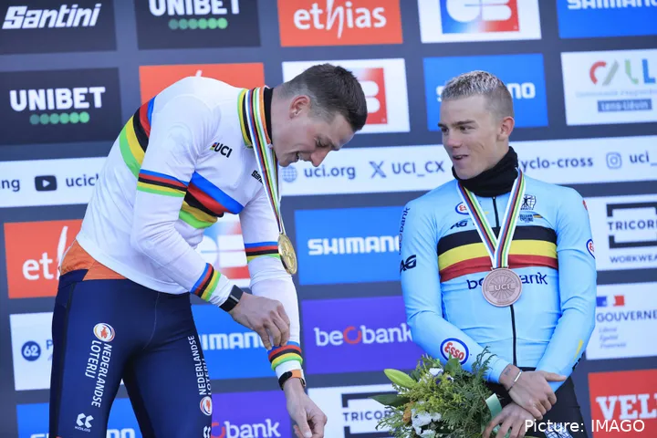 Mathieu van der Poel y&nbsp;Thibau Nys, en el podio del último Mundial