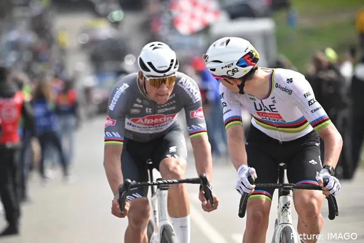 Tadej Pogacar y Marthieu van der Poel cobran ambos un pastizal.