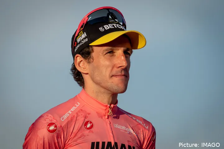 Simon Yates, con el rosa del Giro de Italia 2025
