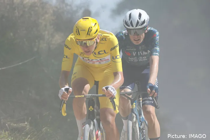 Mais perto do final da etapa, Pogacar atacou e Matteo Jorgenson fechou o espaço com Jonas Vingegaard na roda