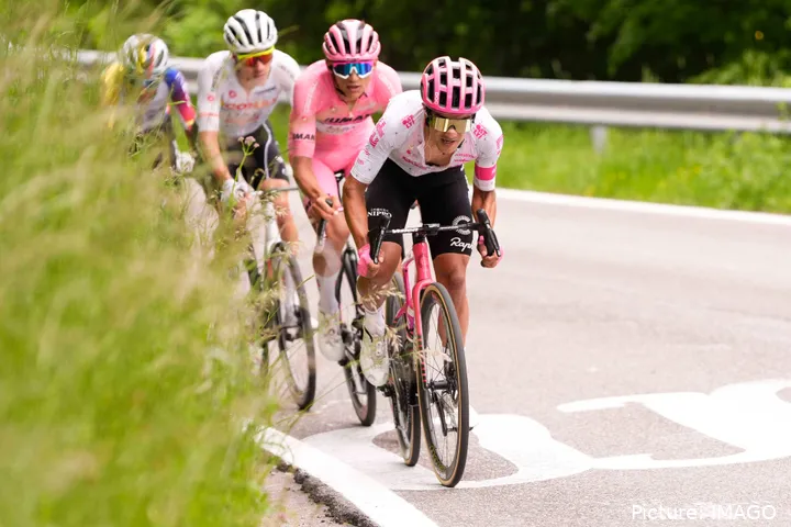 Richard Carapaz ao ataque durante este Giro