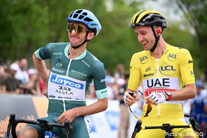 Simon Yates (verde) e Adam Yates (amarelo) no Tour 2023