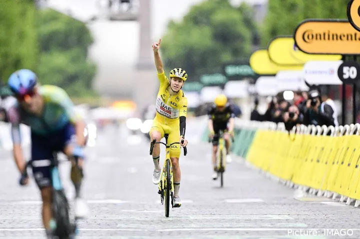 Pogacar na chegada a Paris, celebrando mais uma vitória no Tour