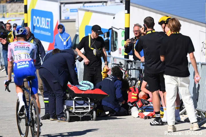 Tobias Johannessen recebe assistência médica após colapsar na 16ª etapa