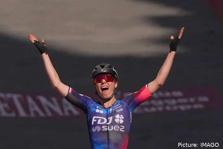 Vollering a celebrar o triunfo na Strade Bianche