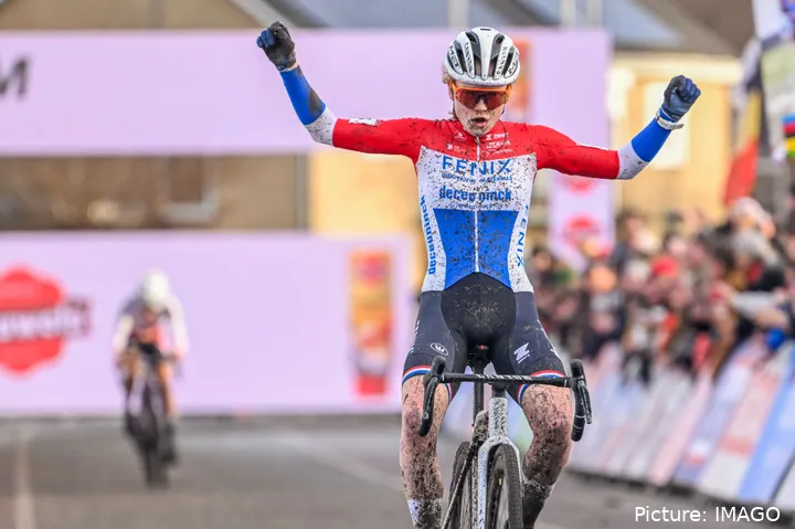 Puck Pieterse jubelt über ihren zweiten Saisonsieg