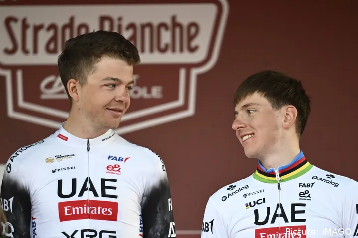 Florian Vermeersch und Tadej Pogacar bei Strade Bianche 2025