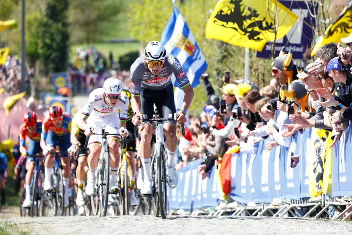 Mathieu van der Poel und Tadej Pogacar bei der Flandern-Rundfahrt 2025