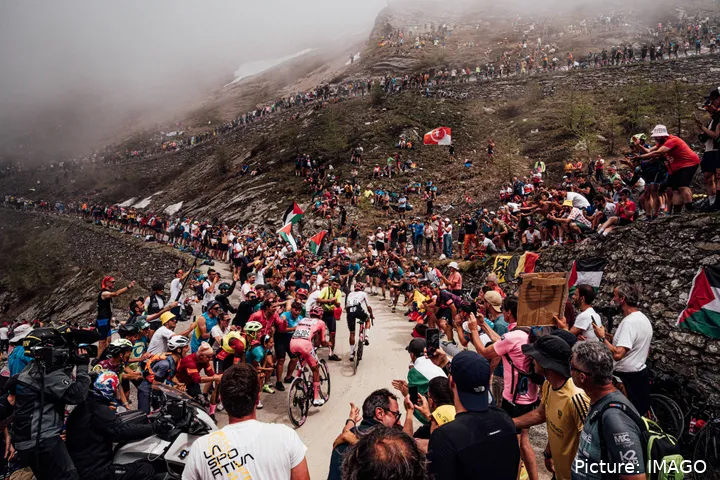 Richard Carapaz führt Isaac del Toro den Colle delle Finestre hinauf. @Imago
