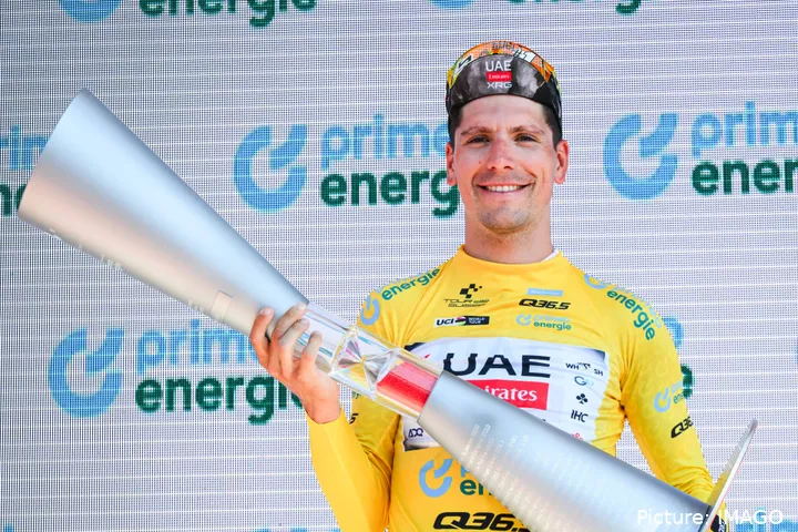 João Almeida mit dem "Caneco" der Tour de Suisse 2025 in den Händen