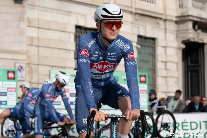 Juri Hollmann im Trikot von Alpecin-Premier Tech.