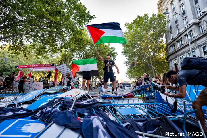 Proteste auf den spanischen Straßen: Das Symbolbild der Vuelta a Espana 2025