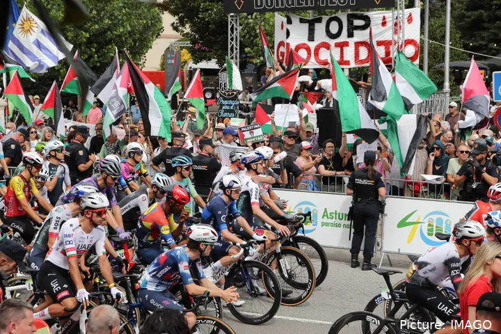 Proteste beim Start der 15. Etappe der Vuelta. @Imago