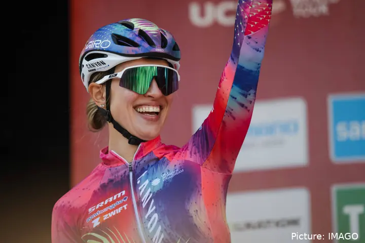 Katarzyna Niewiadoma winkt.