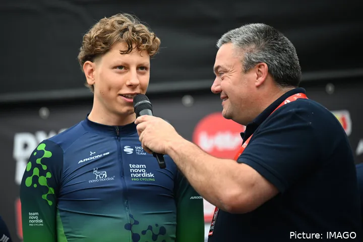 Matyas Kopecky spricht bei einer Teampräsentation in der Saison 2025