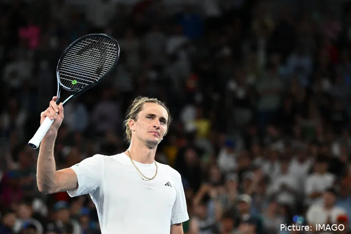 Bild Alexander Zverev Schläger erhoben in Richtung Fans grüßend<br>