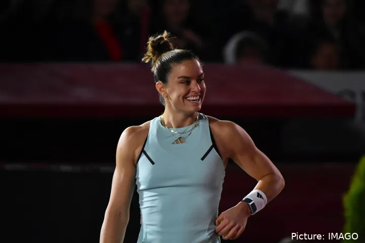 Maria Sakkari lächelnd auf dem Court