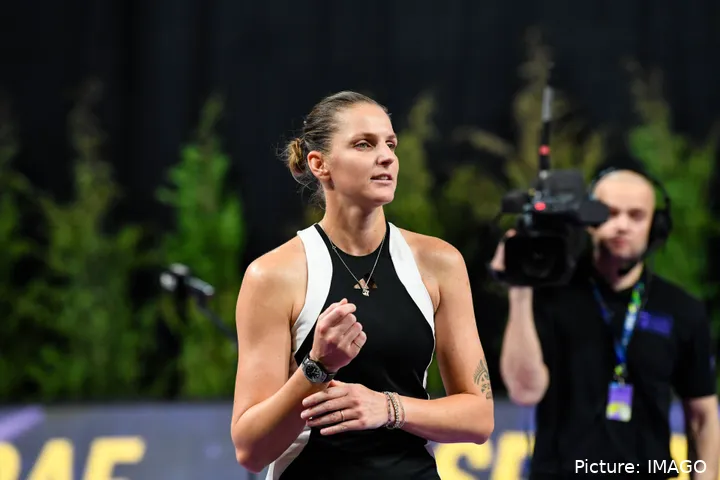 Karolina Pliskova grabs wrist.