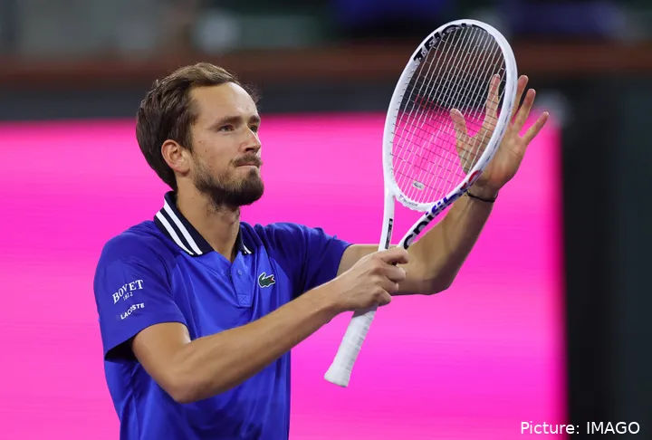 Daniil Medvedev domina Machac mientras continúa la batalla entre él y la tierra batida.