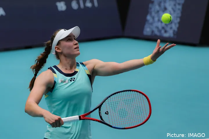 Rybakina im Finale der Miami Open 2024 Anwurf zum Aufschlag<br>
