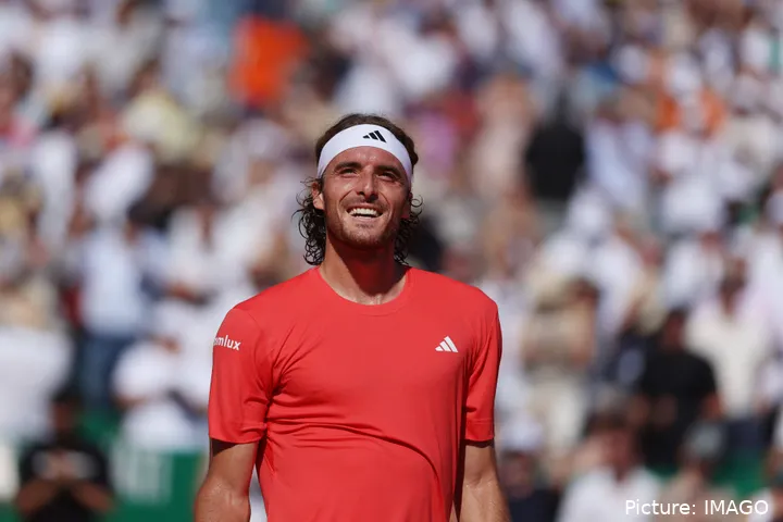 Nahaufnahme Stefanos Tsitsipas in die Menge lächelnd<br>