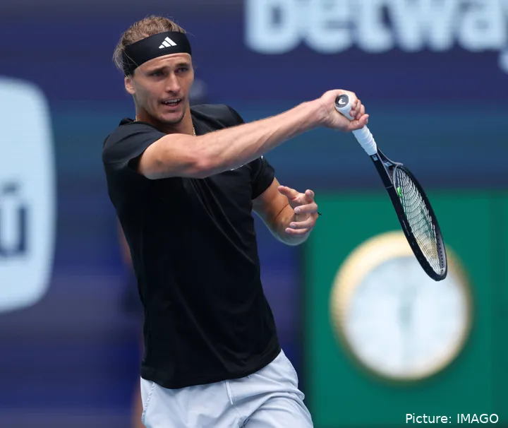 Nahaufnahme Alexander Zverev nach Vorhandschlag, Schläger durchgezogen&amp;amp;lt;br&amp;amp;gt;