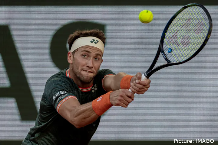 El ganador de Korda-Fritz tiene que volver poco después debido a los retrasos por lluvia, siendo Ruud su rival.