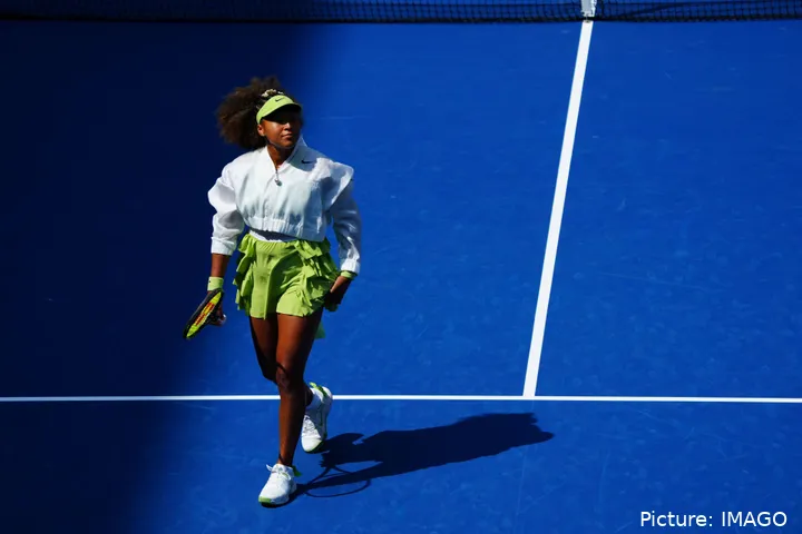 Naomi Osaka en acción con su increíble traje del US Open.