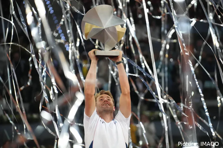 Casper Ruud lifts the 2025 Madrid Open trophy
