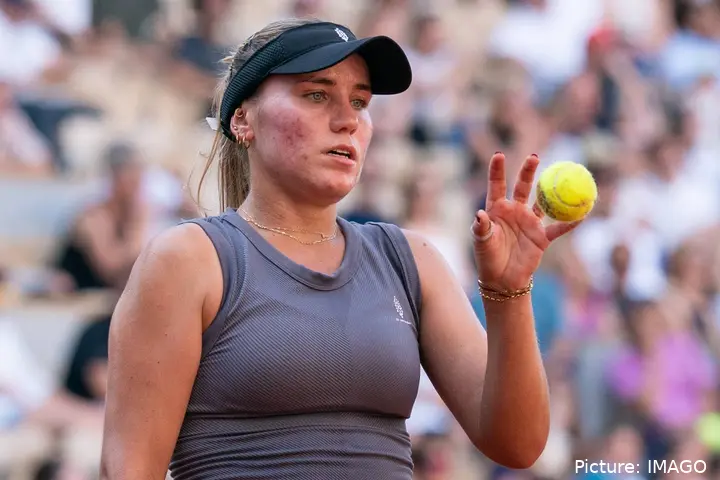 Sofia Kenin opens her left hand to catch a ball