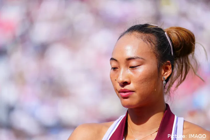 Zheng Qinwen looking on