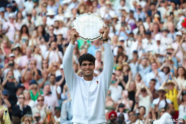 Carlos Alcaaz holding the scale after winning Roland Garros
