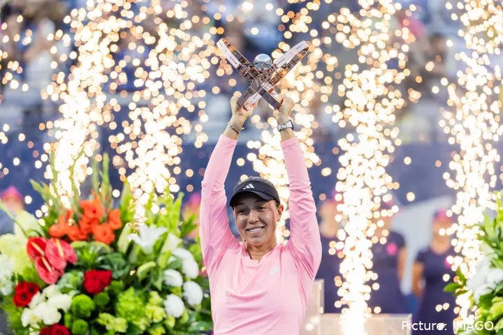 Pegula raises the trophy of the Canadian Open Toronto 2024 in his arms