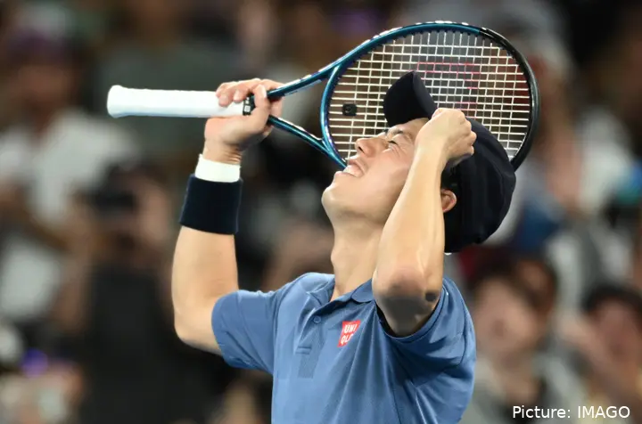 Kei Nishikori lifting his arms up