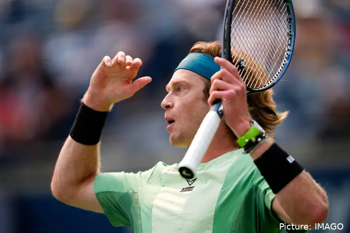 Rublev holds racquet in anguish