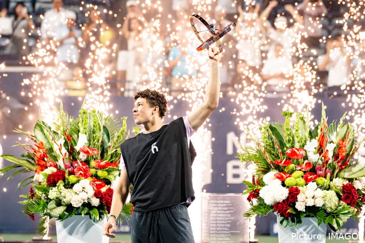 Shelton raises the Canadian Open trophy in his left hand