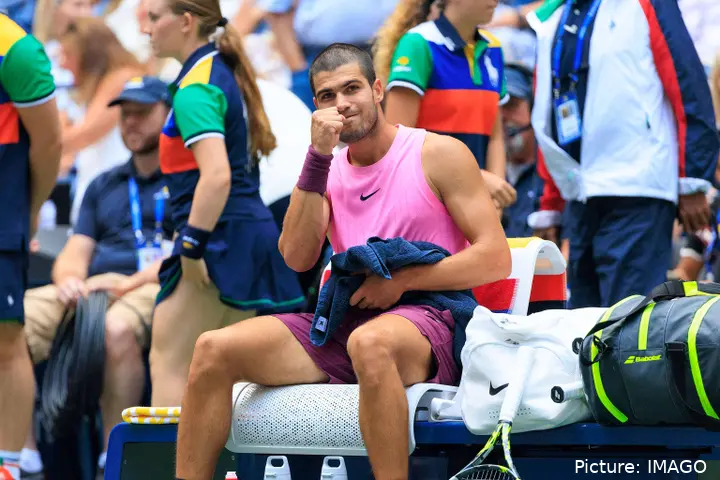 Carlos Alcaraz clenches his fist at the 2025 US Open.