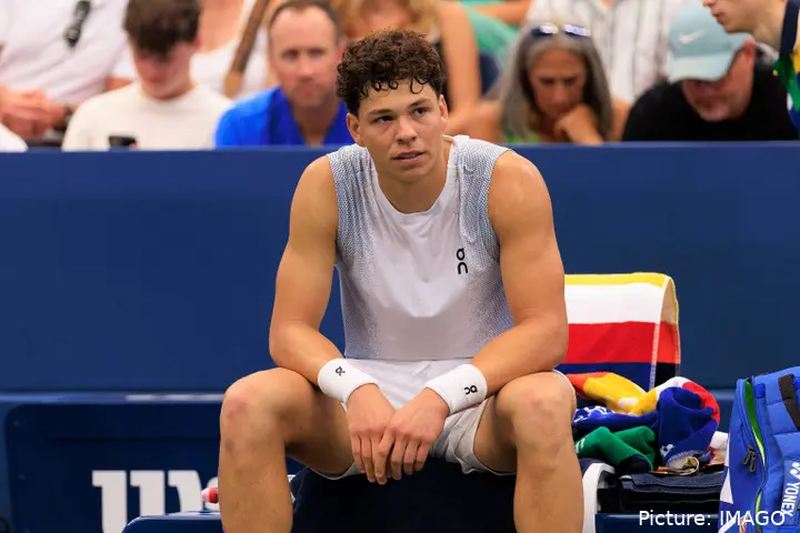 Ben Shelton sits after an injury during the 2025 US Open.