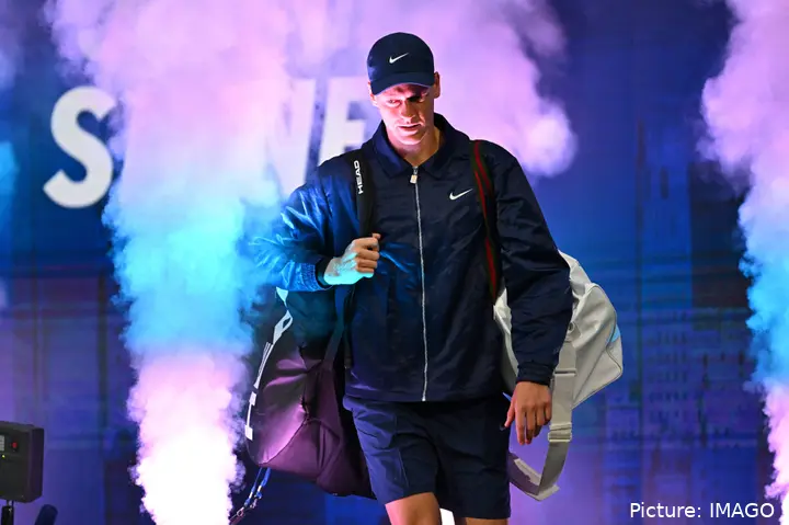 Sinner walks into Arthur Ashe Stadium carrying his bags