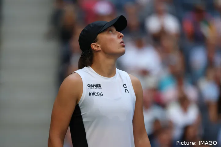 Iga Swiatek mirando al cielo