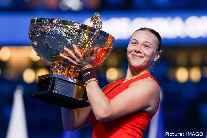 Amanda Anisimova defeated Linda Noskova to win the 2025 China Open