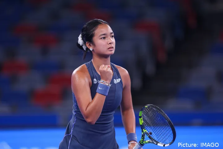 Alexandra Eala celebrando en el Wuhan Open 2025