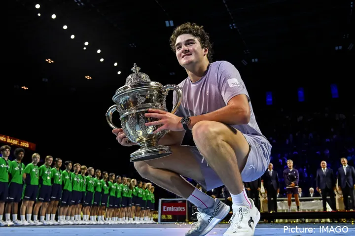Joao Fonseca recibió la copa por ganar el Swiss Indoors