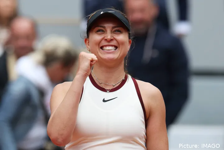 Badosa sonríe y celebra su triunfo de primera ronda en Roland Garros 2025