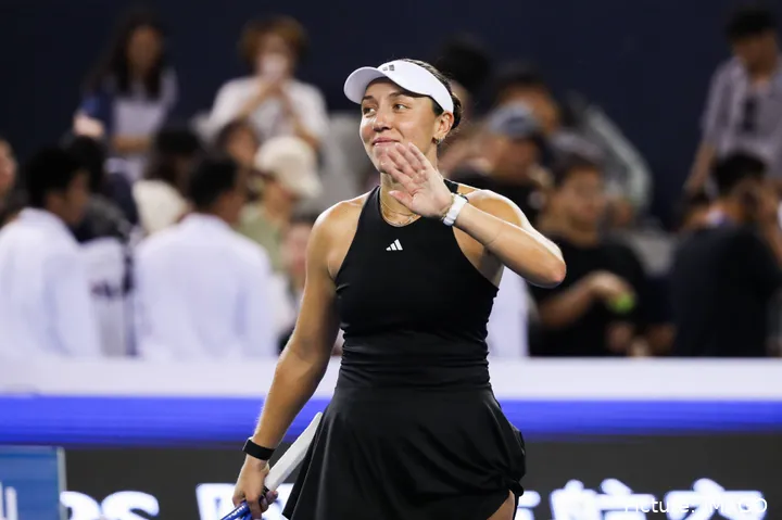 Jessica Pegula saluda al público desde la pista en el China Open