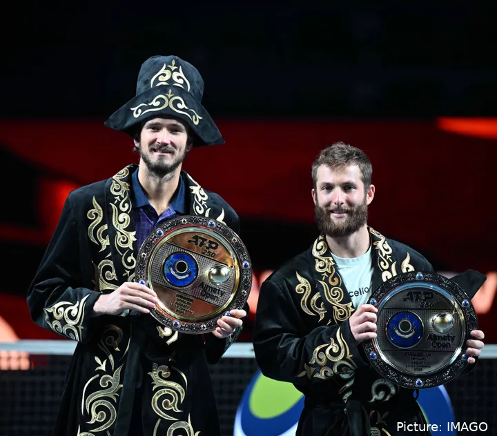 Medvedev küsst die Almaty-Open-Trophäe