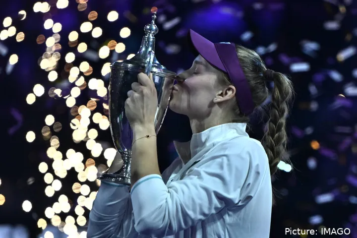 Elena Rybakina küsst die Trophäe nach dem Gewinn der WTA Finals 2025